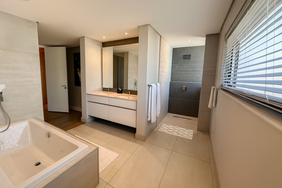 To Let 4 Bedroom Property for Rent in Green Point Western Cape